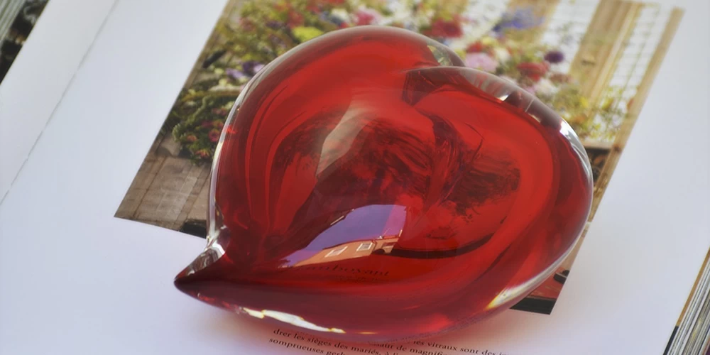 Giberto Red Amore Heart Paperweight - Image 2